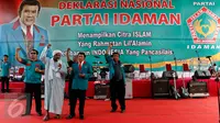 Ketum Partai Idaman Rhoma Irama (kedua kanan) dan simpatisan partai meneriakkan yel saat deklarasi nasional parta di Tugu Proklamasi Jakarta, Rabu (14/10). Deklarasi tersebut dihadiri sejumlah tokoh parpol dan simpatisan partai.(Liputan6.com/Yoppy Renato)