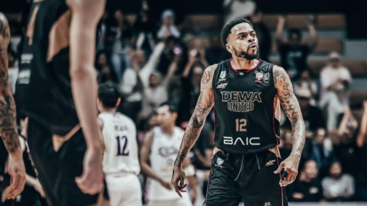 Duel Sengit Donell Cooper vs Francis Warnai Laga Dewa United Kontra Rajawali di IBL 2026