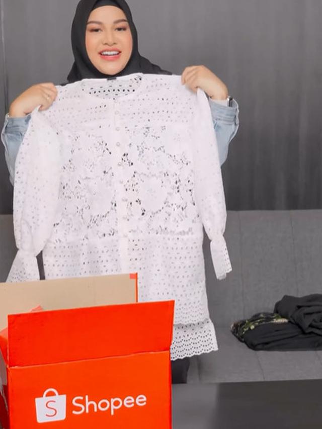 Aurel Hermansyah membuka paket pesanannya