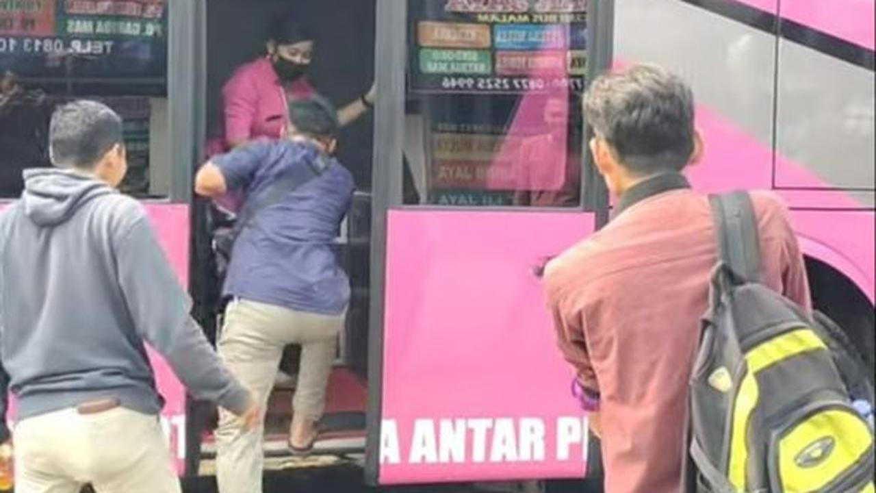 Pramugari Cantik di Bus