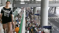 Penumpang yang terdampar antre menunggu bus khusus di Bandara Internasional Kansai menyusul topan Jebi yang menghantam Jepang, Rabu (5/9). Topan jebi telah merusak jembatan yang menghubungkan Bandara Kansai dengan daratan utama Osaka. (Kyodo News via AP)