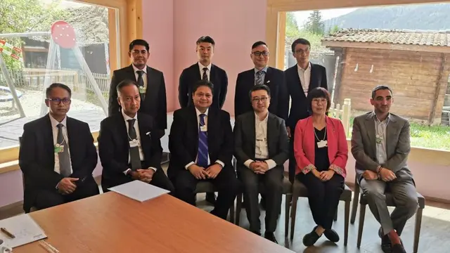 Menteri Koordinator Bidang Perekonomian Airlangga Hartarto menghadiri pertemuan bilateral dengan Chairman of the Board of Directors AMTD Group, Dr. Calvin Choi, Senin (23/5/2022). (Sumber ekon.go.id)
