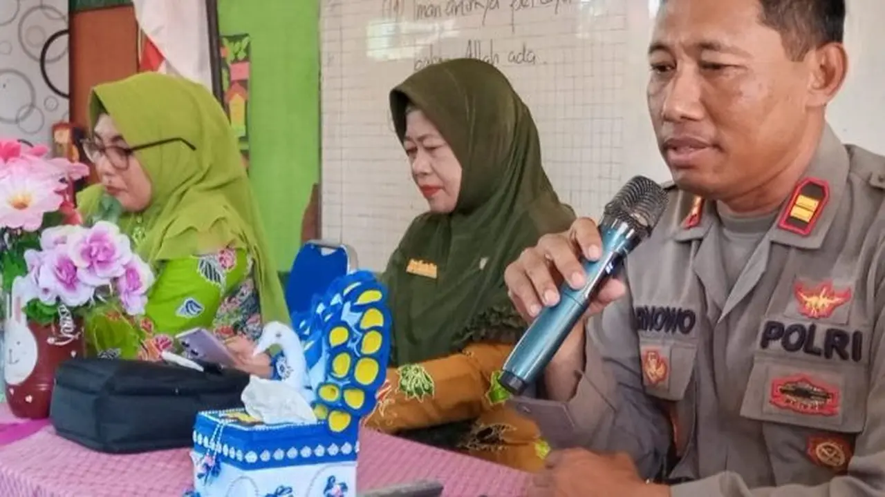 Pertemuan guru, wali murid dan polisi usai kasus anak lukai tangan sendiri tiru di media sosial. (Istimewa)