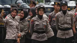 Polisi wanita (polwan) diturunkan untuk mengamankan peringatan Hari Buruh 2019 di kawasan Bundaran HI, Jakarta, Rabu (1/5/2019). Aparat kepolisian menutup Jalan Sudirman, Jakarta Pusat arah Bundaran Hotel Indonesia (HI) atau sebelum Halte Transjakarta Tosari. (Liputan6.com/Johan Tallo)