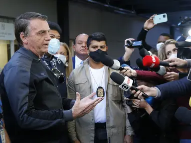 Presiden Brasil Jair Bolsonaro memberikan keterangan dalam konferensi pers di Rumah Sakit Vila Nova Star di Sao Paulo, Minggu (18/7/2021). Jair Bolsonaro diizinkan meninggalkan rumah sakit setelah dirawat selama empat hari karena ususnya tersumbat. (Miguel SCHINCARIOL / AFP)