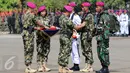 Kasal Laksamana TNI Ade Supandi memberikan piagam penghargaan kepada anggota TNI AL di Hari Korps Marinir TNI AL yang ke-70 di Markas Marinir Cilandak, Jakarta Selatan, (15/11/2015). (Liputan6.com/Helmi Afandi)