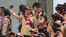 Seorang wanita dari delegasi gerakan Pramuka Indonesia tampak berselfie ria di Halaman Istana Merdeka, Jakarta, Jumat (24/7/2015). 462 kontingen Pramuka Indonesia yang akan mengikuti Jambore Pramuka Dunia ke-23. (Liputan6.com/Faizal Fanani)c