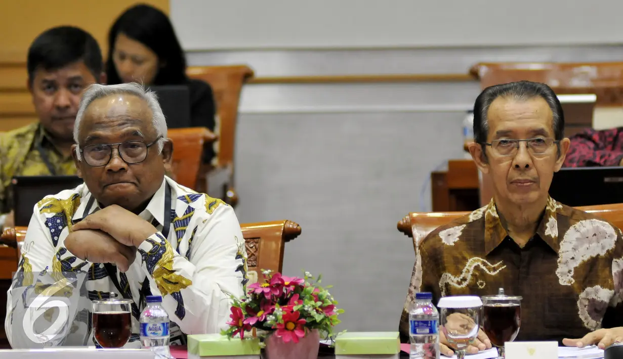 Plt Ketua KPK Taufiequrrahman Ruki (kiri) bersama Wakil Ketua Zulkarnaen mengikuti rapat dengar pendapat dengan Komisi III DPR di Jakarta, Kamis (19/11). Rapat itu membahas tentang masukan dari KPK mengenai revisi KUHP. (Liputan6.com/Johan Tallo)