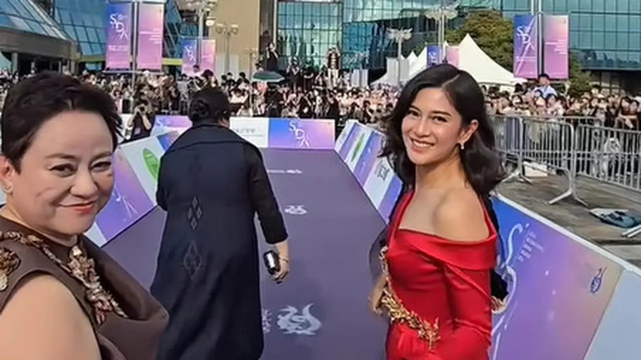 8 Pesona Khas Perempuan Indonesia Dian Sastrowardoyo di Seoul International Drama Awards, Terlihat Menyala dengan Dress Merah