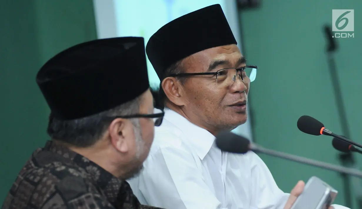 Mendikbud Muhadjir Effendy saat berbicara pada Rapat Pleno ke-19 Dewan Pertimbangan MUI di Jakarta, Rabu (23/8). Selain rapat juga dilakukan Dialog Kebijakan Pendidikan Nasional dan Kepentingan Umat Islam. (Liputan6.com/Helmi Fithriansyah)