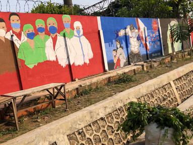Deretan mural bertema covid-19 di kawasan Bukit Duri, Jakarta, Minggu (30/8/2020). Mural yang dibuat oleh petugas PPSU tersebut bertujuan untuk mengingatkan masyarakat akan bahaya covid-19, sehubungan dengan masih tingginya jumlah kasus positif covid-19 di Jakarta. (Liputan6.com/Immanuel Antonius)
