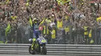 Pebalap legendaris asal Italia, Valentino Rossi, resmi memutuskan akan pensiun dari MotoGP pada akhir musim 2021. (Foto: AP/Geert Vanden Wijngaert)
