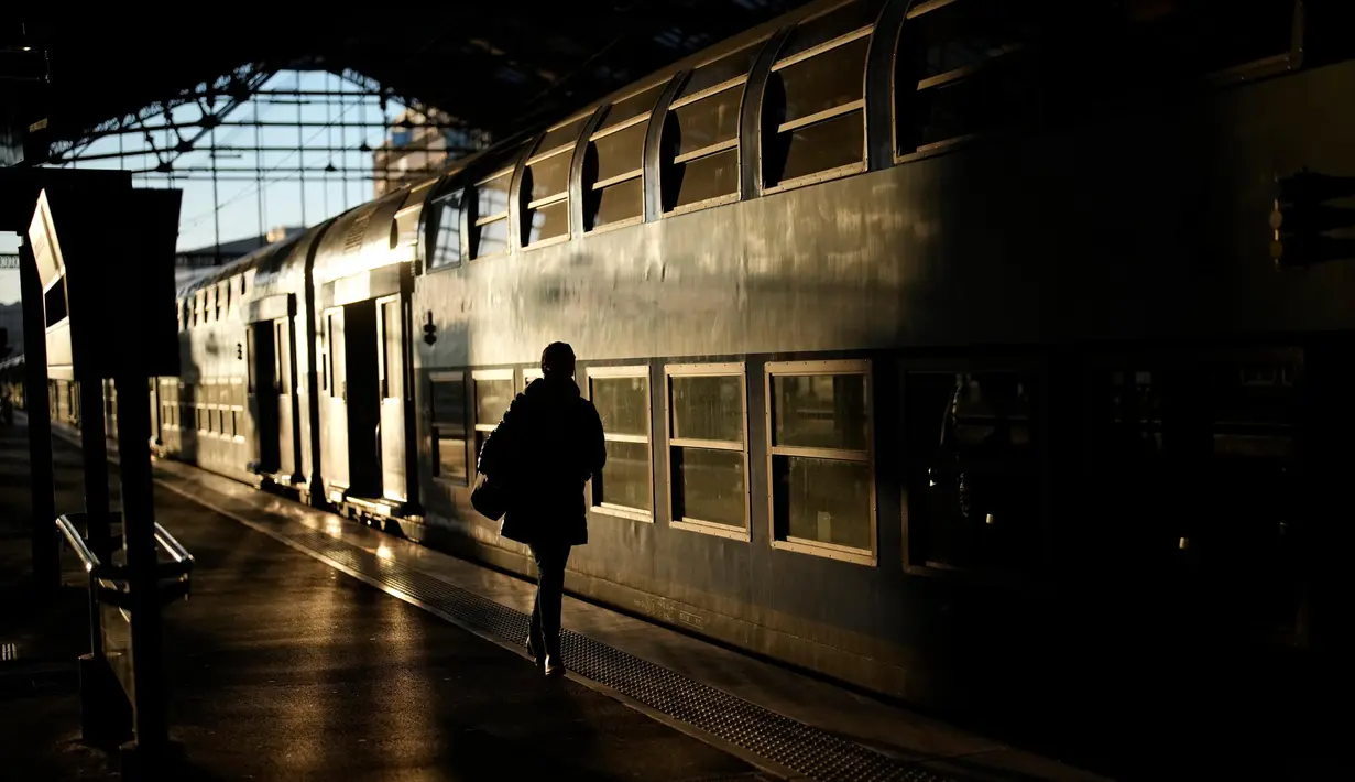 Seorang komuter berjalan di peron di stasiun Gare de Lyon Paris, Prancis, Selasa (7/2/2023). Usulan Presiden Emmanuel Macron terkait penundaan usia pensiun memicu pemogokan dan demonstrasi besar-besaran dalam beberapa pekan terakhir. Rancangan undang-undang ini akan menaikkan usia pensiun minimum dari 62 menjadi 64 tahun. (AP Photo/Christophe Ena)