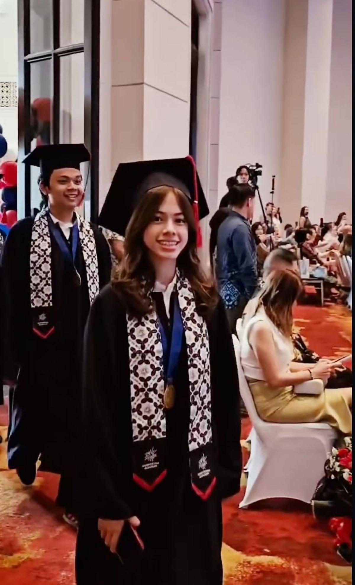 Potret Bahagia London Abigail Wisuda SMP, Wulan Guritno dan Mantan Suami Kompak Dampingi Sang Putri