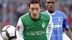 Aksi gelandang Werder Bremen Mesut Oezil (depan) dibayangi striker Freiburg Cedric Makiadi di laga lanjutan Bundesliga yang berlangsung di Bremen, 10 April 2010. Werder unggul 4-0. AFP PHOTO DDP / PHILIPP GUELLAND