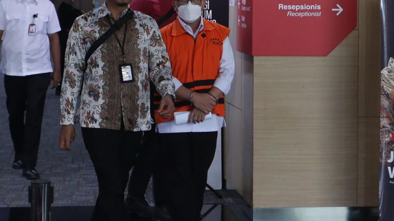 Tersangka korupsi yang juga mantan Sekretaris Jenderal (Sekjen) Kementerian Pertanian (Kementan),&nbsp;Kasdi Subagyono keluar dari Gedung ACLC Komisi Pemberantasan Korupsi (KPK), Rasuna Said, Jakarta, Selasa (14/5/2024). Kasdi baru saja diperiksa sebagai 