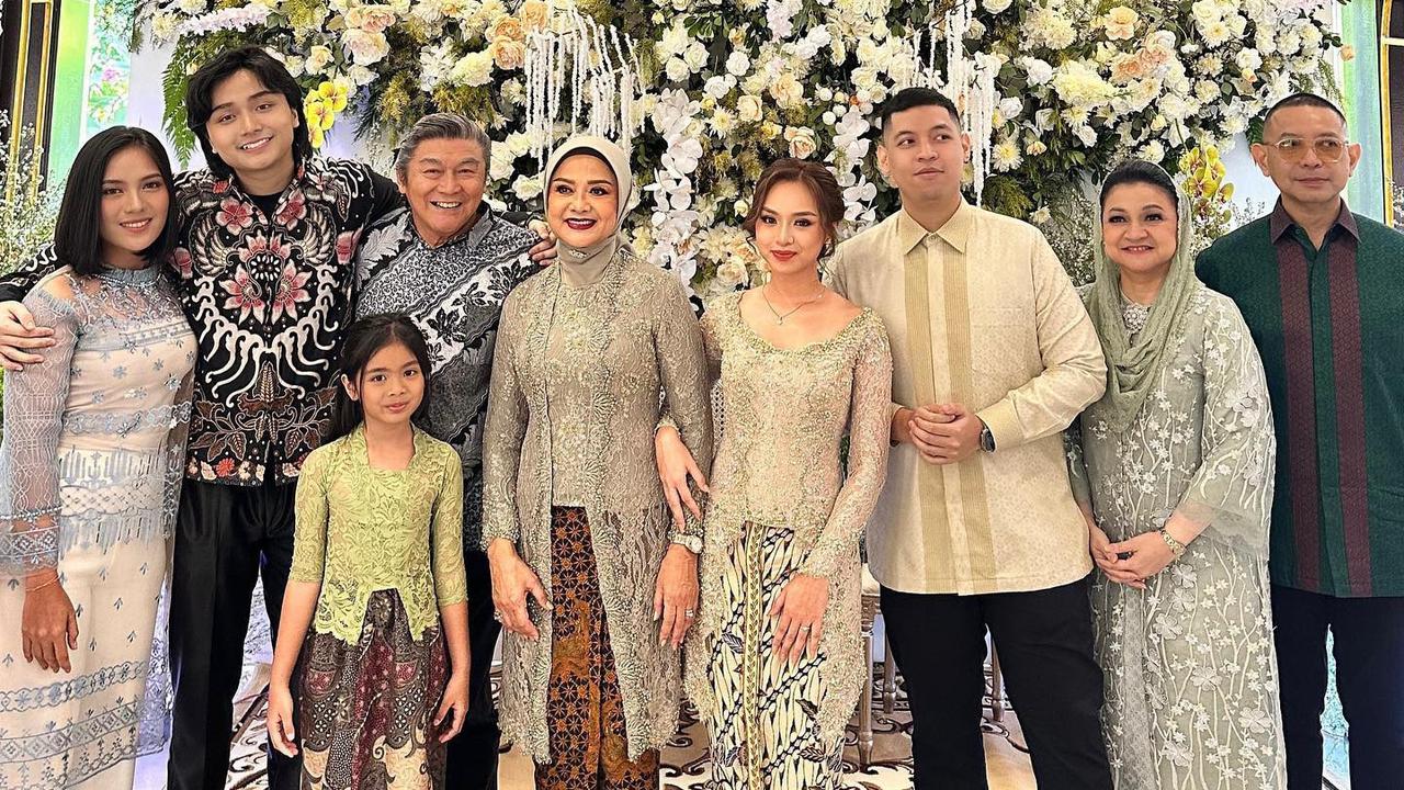 7 Potret Betharia Sonata dan Willy Dozan Tampil Akur - Kompak di Pertunangan Anak