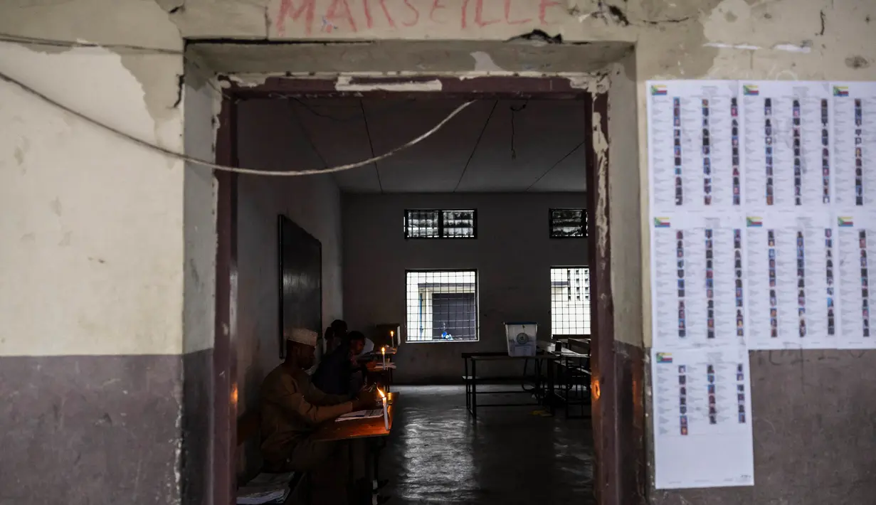 Azali Assoumani—yang berkuasa sejak 2016—memperpanjang masa jabatannya melalui referendum konstitusional yang kontroversial pada tahun 2018. (Olympia DE MAISMONT/AFP)