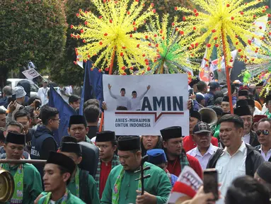 Ratusan simpatisan  dan relawan ikut serta dalam pawai yang mengantar Bakal calon presiden (bacapres) Anies Baswedan dan Bacawapres Muhaimin Iskandar menuju Gedung KPU di Jakarta, Kamis (19/10/2023). (Liputan6.com/Angga Yuniar)
