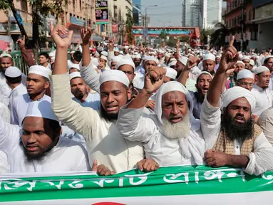 Pendukung dan simpatisan Hefazat-e-Islam melakukan aksi protes menuntut patung Lady Justice dihapus di kompleks Mahkamah Agung, Dhaka, Bangladesh, (24/2). Hefazat-e-Islam adalah gabungan organisasi Islam di Bangladesh. (AP Photo / A.M. Ahad)