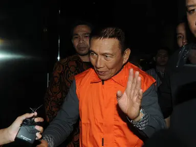 Bendahara Umum KONI, Jhonny E. Awuy mengenakan rompi tahanan seusai menjalani pemeriksaan di gedung KPK, Jakarta, Rabu (19/12). KPK resmi menahan Jhonny E. Awuy setelah terjaring OTT terkait suap dana hibah dari Kemenpora ke KONI (Merdeka.com/Dwi Narwoko)