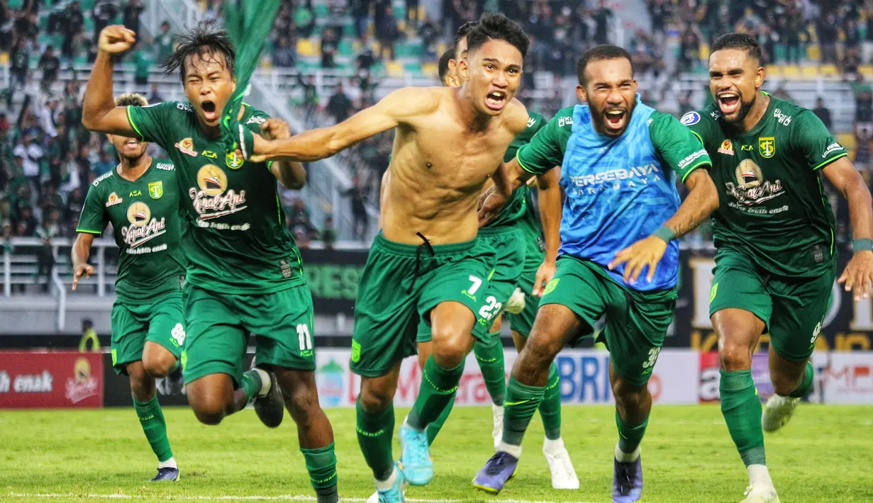 <p>Sayangnya, kembalinya ketiga pemain PSIS Semarang tersebut di Stadion Gelora Bung Tomo harus menelan pil pahit. Mereka ditaklukkan oleh gol tunggal Marselino Ferdinan di waktu injury time babak kedua yang membuat Persebaya Surabaya meraih kemenangan keduanya pada musim ini. (Bola.com/Wahyu Pratama)</p>