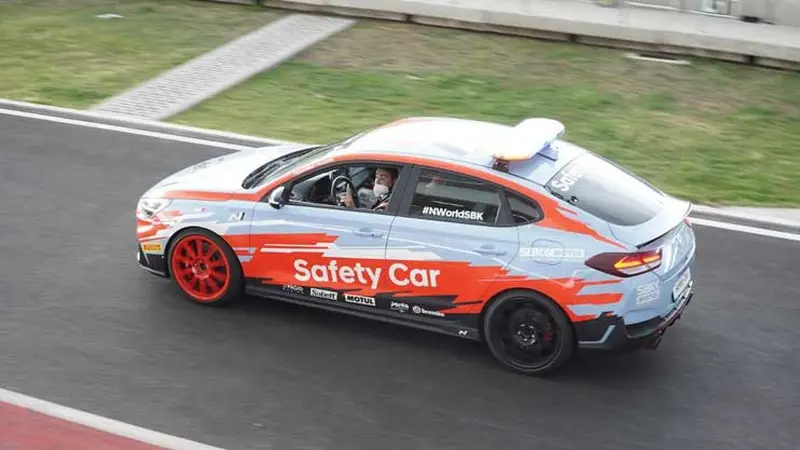 Safety car Hyundai i30 Fastback N di Sirkuit Mandalika, NTB