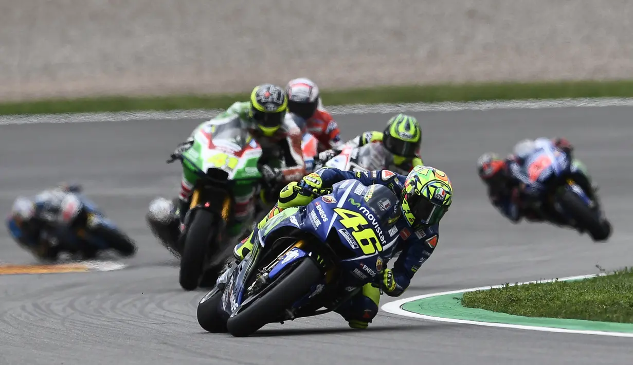 Pebalap Movistar Yamaha, Valentino Rossi, memacu motornya pada MotoGP Jerman di Sirkuit Sachsenring, Saxony, Minggu (2/7/2017). Rider asal Italia itu finis di posisi kelima dengan catatan waktu 41 menit 14,505 detik. (EPA/Filip Singer)