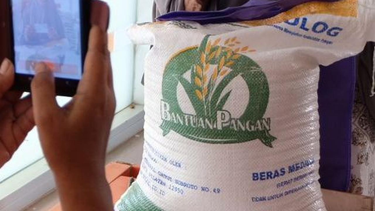 Usai Pencoblosan, Bulog Kembali Salurkan Bansos Beras 10 Kg di Bogor