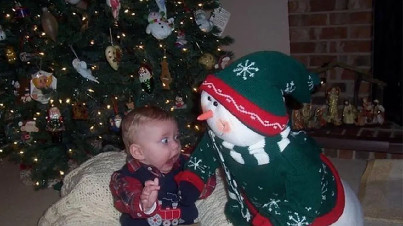 [Bintang] 10 Foto Natal Gagal yang Bikin Kamu Ngakak Sampe Tahun Baru!