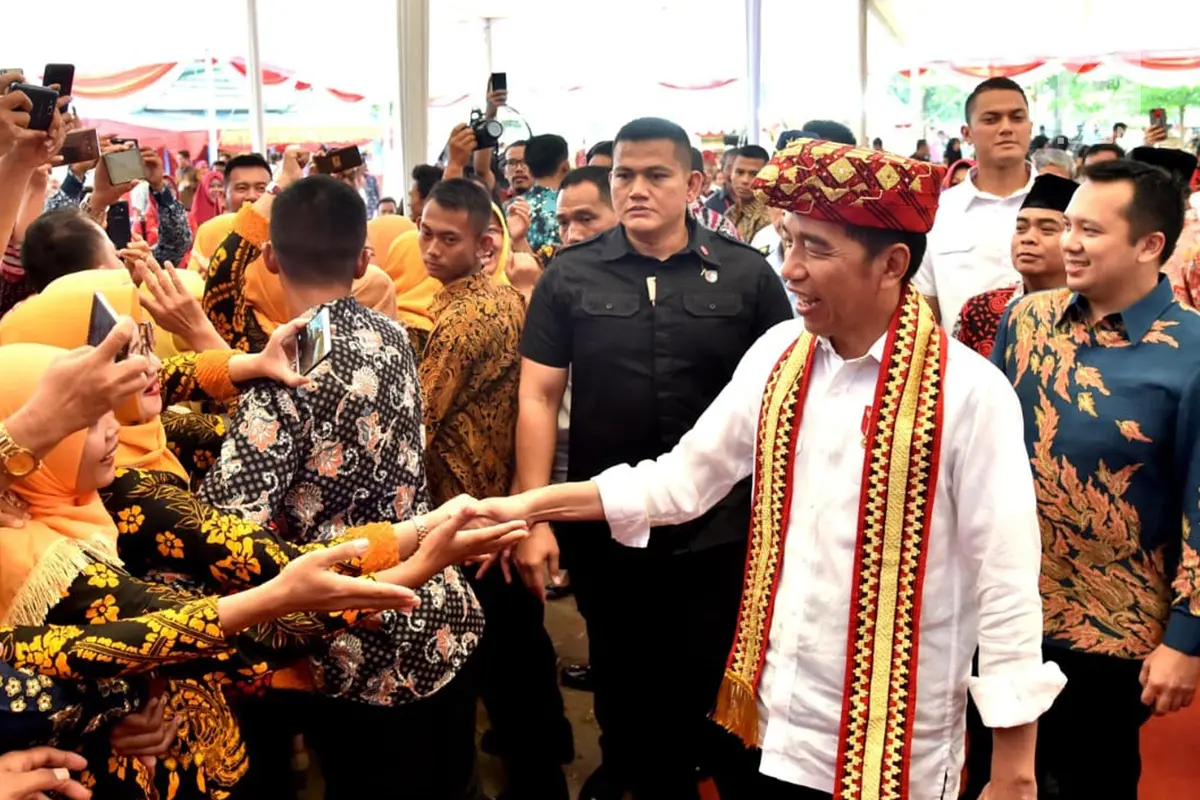 Jokowi Serahkan Langsung 1.300 Sertifikat di Lampung Tengah