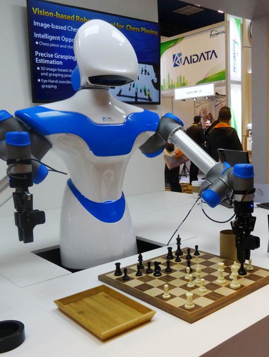 Robot yang pandai bermain catur unjuk kemampuan dalam pameran Consumer Electronic Show (CES) 2017 di Las Vegas, AS (8/1). Robot ini dilengkapi dengan kecerdasan buatan "intelligent vision system" yang bisa bekerja dengan presisi. (AFP/Rob Lever)