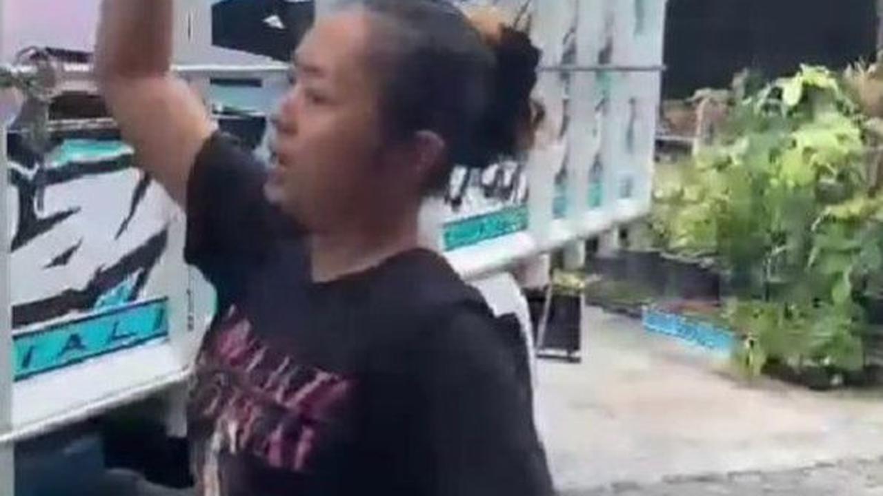 Soimah sering mengenakan daster dan kaos oblong ketika berada di dalam rumah, dan kebiasaan ini tetap berlanjut meskipun ia kini memiliki kekayaan yang melimpah.