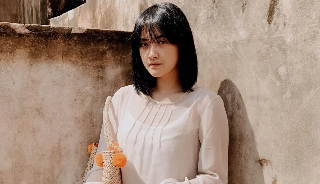Wanita yang mulai aktif di dunia hiburan sejak 2014 ini kerap membagikan momen liburannya di Instagram. Penampilannya saat berlibur itu berhasil mencuri perhatian. Nadya Arina selalu tampil modis di berbagai kesempatan. (Liputan6.com/IG/@nadyaarina)