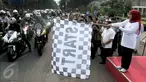Menteri Sosial Khofifah Indar Parawansa secara simbolis melepas ratusan motor dan mobil peserta Parade Kebangsaan di TMP Kalibata, Jakarta, (1/11/2015). Pelepasan Parade Kebangsaan digelar dalam rangka Hari Kesetiakawanan Nasional.(Liputan6/JohanTallo)