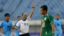 Wasit Ginanjar Rahman Latief memberi kartu merah kepada pemain PSS Sleman, Fabiano Beltrame saat menghadapi Persela Lamongan dalam laga matchday ke-2 Grup C Piala Menpora 2021 di Stadion Si Jalak Harupat, Bandung, Minggu (28/3/2021). PSS bermain imbang 0-0 dengan Persela. (Bola.com/M Iqbal Ichsan)