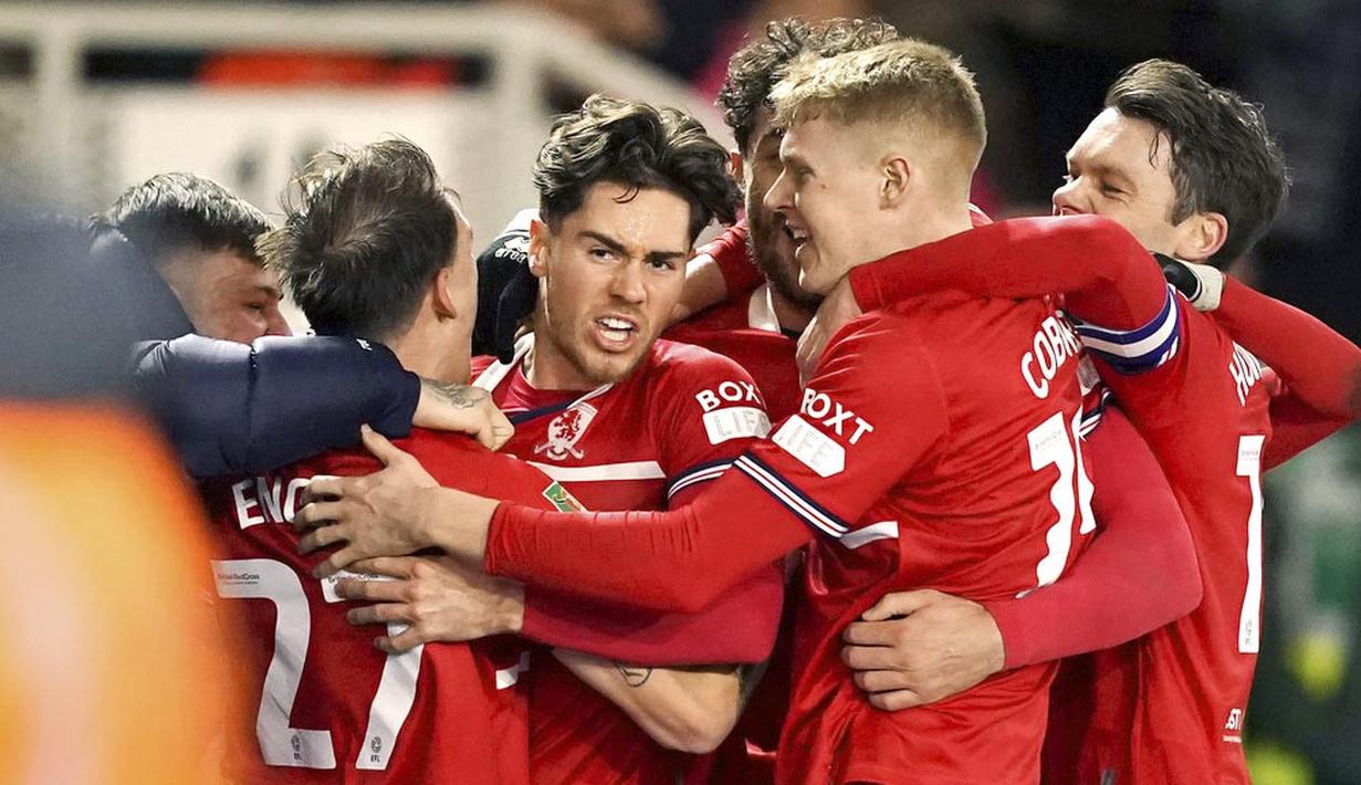 Para pemain Middlesbrough merayakan gol yang dicetak oleh Hayden Hackney ke gawang Chelsea dalam laga leg pertama semifinal Carabao Cup 2023/2024 yang digelar di Riverside Stadium, Rabu (10/1/2024). (PA via AP/Martin Rickett)