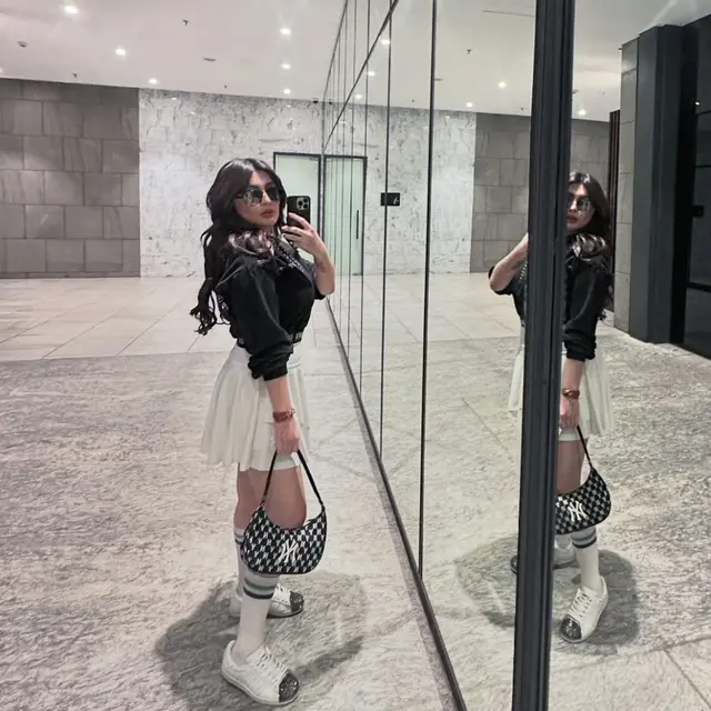 Gaya hedon Angela Lee dengan nuansa hitam putih