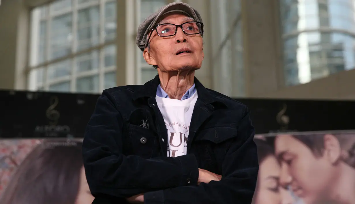 Seperti salah satu kutipan puisinya, “Yang Fana adalah Waktu, Kita Abadi”, terbukti untuk Sapardi. Meskipun kini ia telah meninggal dunia, laki-laki yang satu ini akan kekal abadi lewat karya-karyanya yang telah dilahirkan. (Nurwahyunan/Fimela.com)