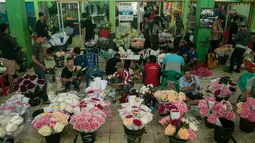 Sejumlah pekerja saat merangkai bunga di Pasar Bunga Rawa Belong, Jakarta, Selasa (14/2). Harga bunga impor dari Holland yang biasa dijual 150-200 ribu seikat dijual hingga 300 ribu seikat. (Liputan6.com/Gempur M Surya)