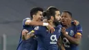 Pemain Porto Sergio Oliveira (tengah) merayakan bersama Luis Diaz dan Wilson Manafa usai mencetak gol ke gawang Juventus pada pertandingan leg kedua babak 16 besar Liga Champions di Turin, Italia, Selasa (9 /3/2021). Juventus harus tersingkir dari Liga Champions. (AP Photo/Luca Bruno)