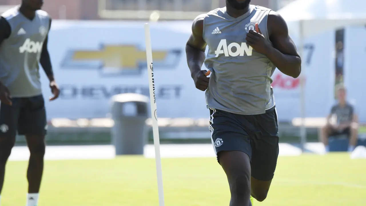 Romelu Lukaku berlatih dengan rekan-rekannya di Manchester United (MU). 