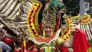 Penari bersiap mambawakan tarian adat Tabalong saat CDF di Jakarta, Minggu (28/1). Tarian tersebut dilakukan dalam rangka festiival etnik Tabalong agar masyarakat mengenal tarian yang berasal dari  Kalimantan Selatan tersebut. (Liputan6.com/Angga Yuniar)