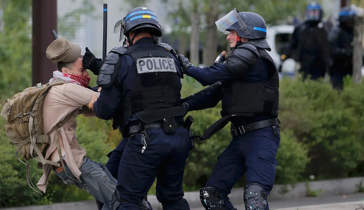 Polisi mengamankan salah satu demonstran yang ikut melakukan aksi protes perubahan hukum perburuhan/ketenagakerjaan yang akan dilakukan pemerintah di Nantes, Prancis (26/5). (REUTERS / Stephane Mahe)