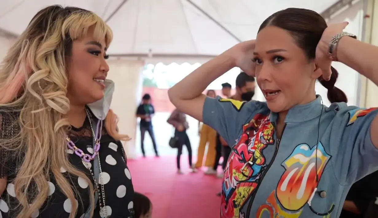 Pinkan Mambo dan Maia Estianty saat bertemu jelang manggung setelah 15 tahun tak bermusik bareng. (YouTube/MAIA ALELDUL TV)