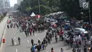 Warga kembali beraktivitas saat car free day (CFD) di Jalan Jenderal Sudirman, Jakarta, Minggu (9/7). Pasca libur lebaran, pelaksanaan CFD Jakarta kembali diberlakukan setiap hari Minggu, mulai pukul 06.00-11.00 WIB. (Liputan6.com/Immanuel Antonius)