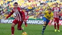 Pemain Atletico Madrid, Antoine Griezmann (kiri) beraksi saat membela timnya bersua Las Palmas, pada lanjutan La Liga di Stadion Las Palmas de Gran Canaria (17/1/2016). Griezmann menjadi satu di antara andalan Los Rojiblancos saat bersua PSV Eindhoven pad