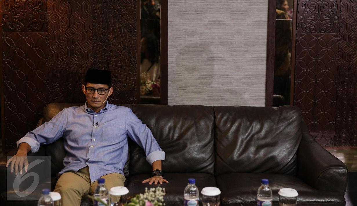 Calon Wakil Gubernur DKI Jakarta no 3, Sandiaga Uno bersiap dibelakang panggung sebelum debat terakhir Pilgub DKI Jakarta di Hotel Bidakara, Jakarta, Rabu (12/4). (Liputan6.com/Faizal Fanani)