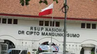 Netizen terbelalak dan langsung ribut. Rumah Sakit Cipto Mangunkusumo, Salemba, Jakarta mengibarkan Bendera terbalik. Ada apa ini?