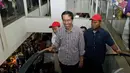 Kehadiran Capres yang diusung oleh PDIP ini membuat pengunjung Mall mendekatinya. Jokowi langsung menjadi pusat perhatian, Mall Bintaro Xchange, Tangerang, Banten (Liputan6.com/Andrian M Tunay)